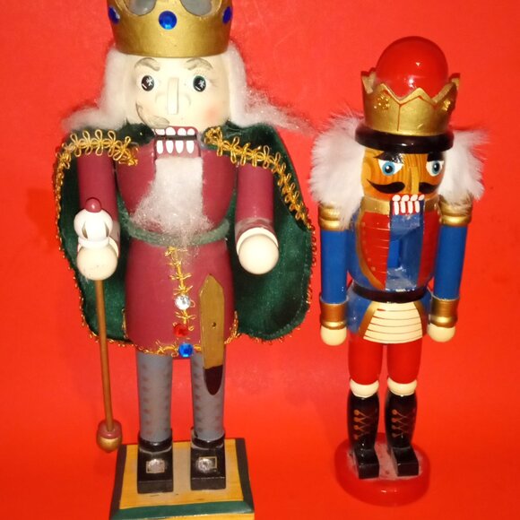 LOT OF 2 COLORFUL VINTAGE WOODEN CHRISTMAS KINGS NUTCRACKERS - Picture 1 of 13